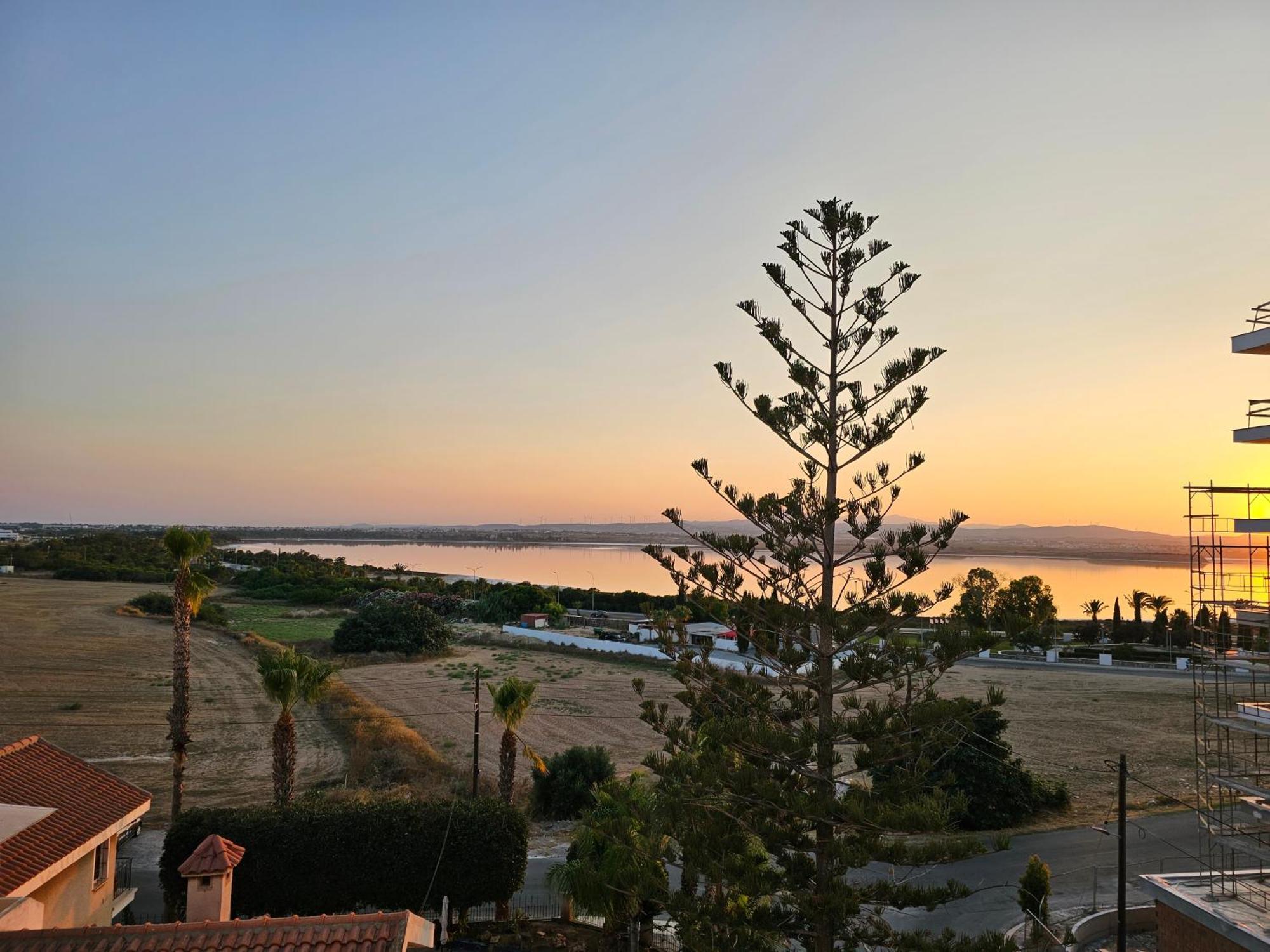 Majestic Sunset Salt Lake Views 300M From Beach Larnaca Eksteriør billede