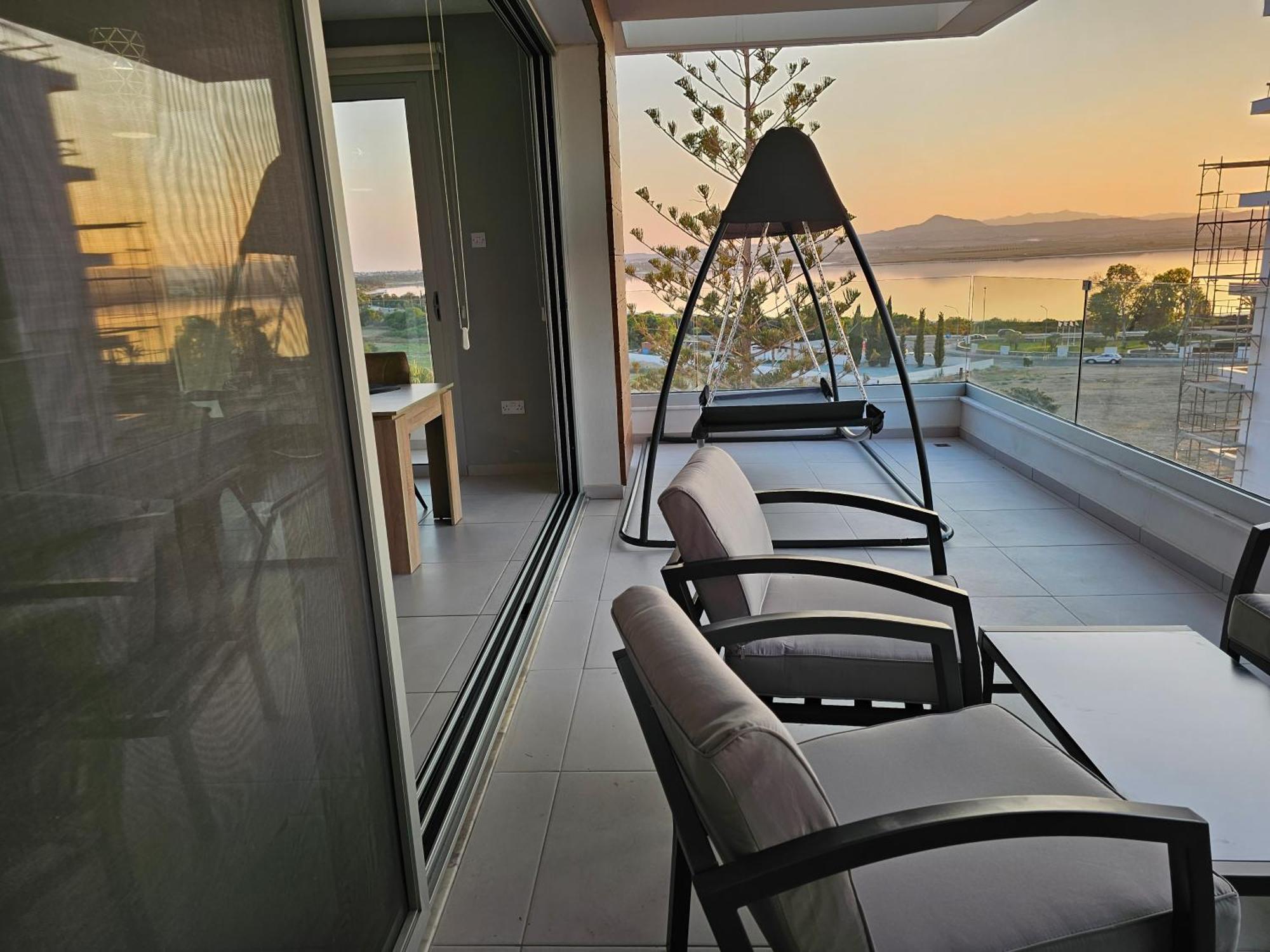 Majestic Sunset Salt Lake Views 300M From Beach Larnaca Eksteriør billede